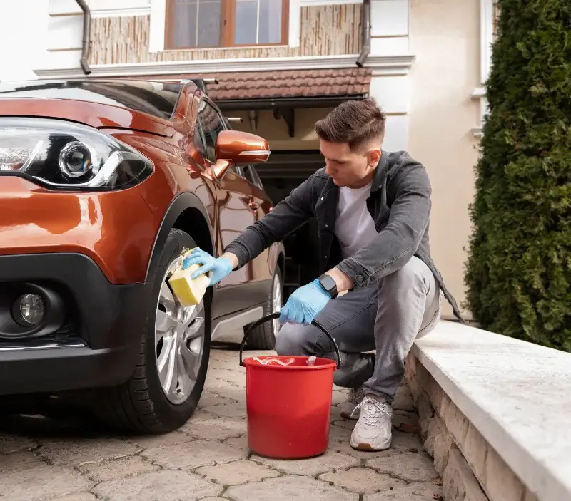 Lavage auto à domicile Valence-en-Poitou : professionnel intervenant sur un véhicule